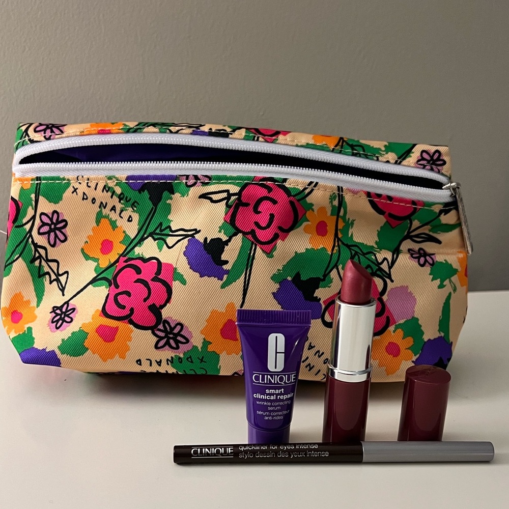 ⭐️Host Pick⭐️ Clinique bag with 3 products - Picture 3 of 7